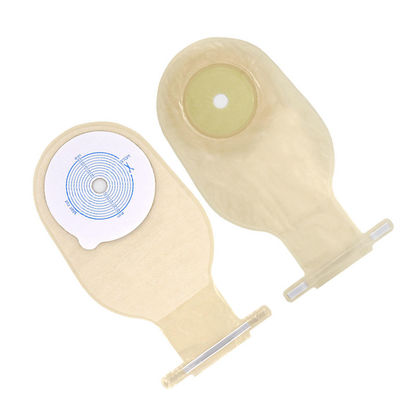 Sac de stomie à complexion avec co-extrusion PVDC à haute barrière